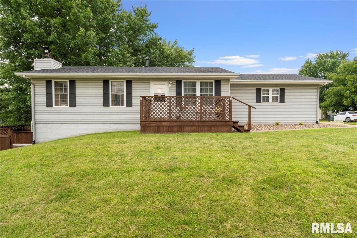 Property Photo: 2303 W 57th Street IA 52806