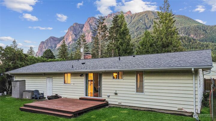 Property Photo:  417 Taylor Place NE  WA 98045 