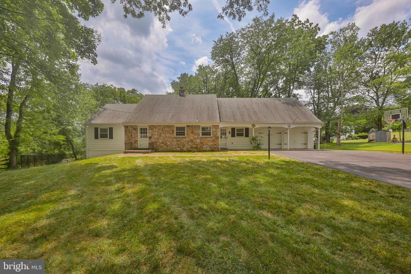 Property Photo:  3 Courtney Court  PA 18045 