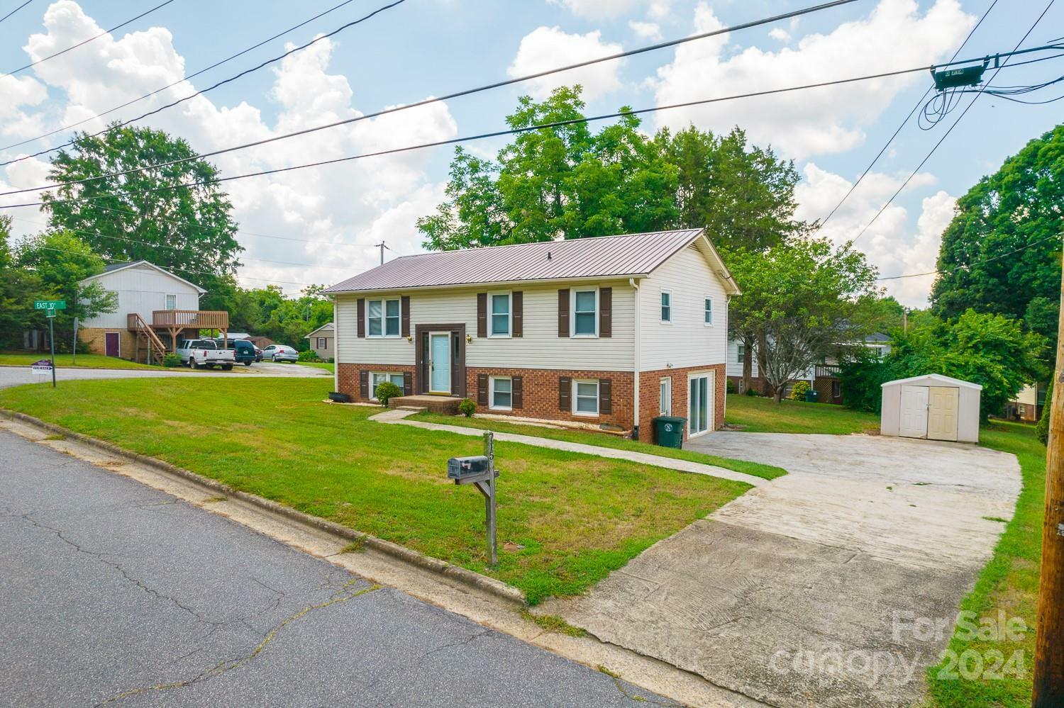 Property Photo:  715 E 11th Street  NC 28658 