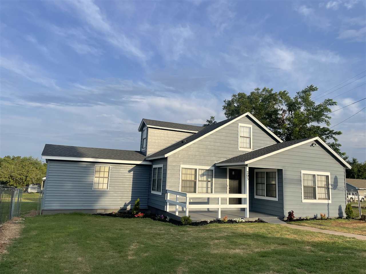 Property Photo:  203 N Locust  OK 73541 