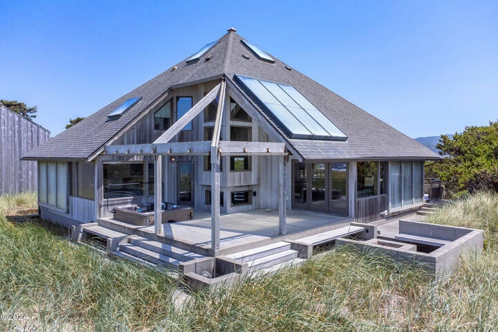 Property Photo:  311 Salishan Dr  OR 97388 