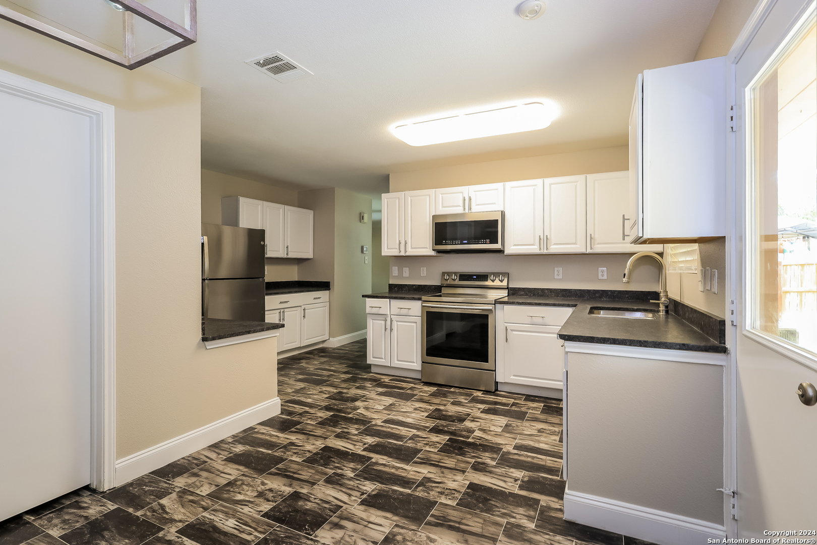 Property Photo: 10906 Hillsdale Loop TX 78249