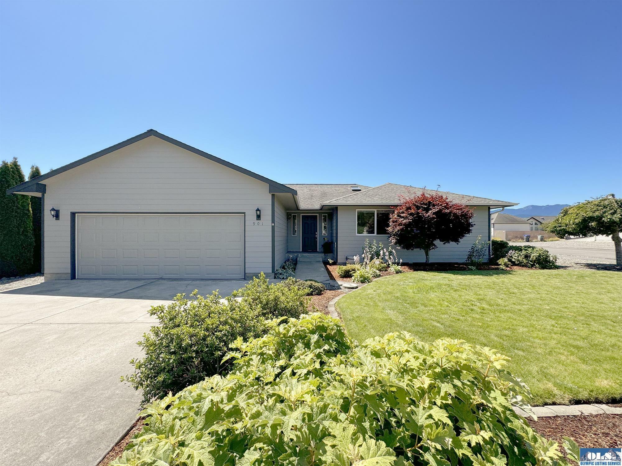 Property Photo: 901 E Willow St WA 98382