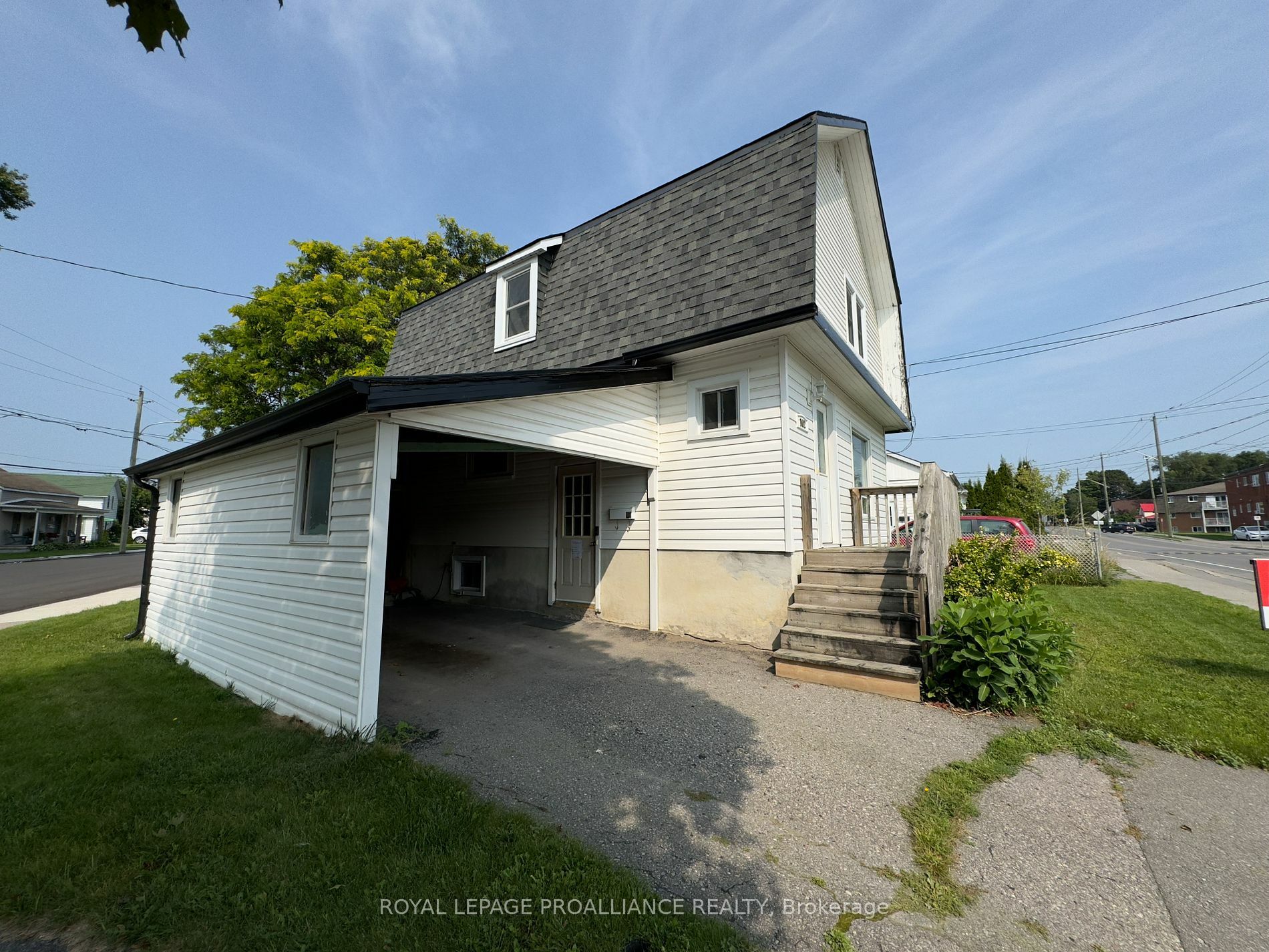 Photo de la propriété:  102 Yeomans St  ON K8P 3X7 