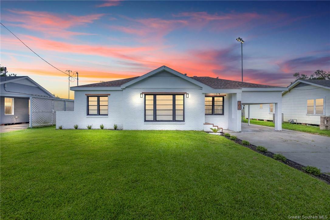 Property Photo:  904 Azalea Street  LA 70607 