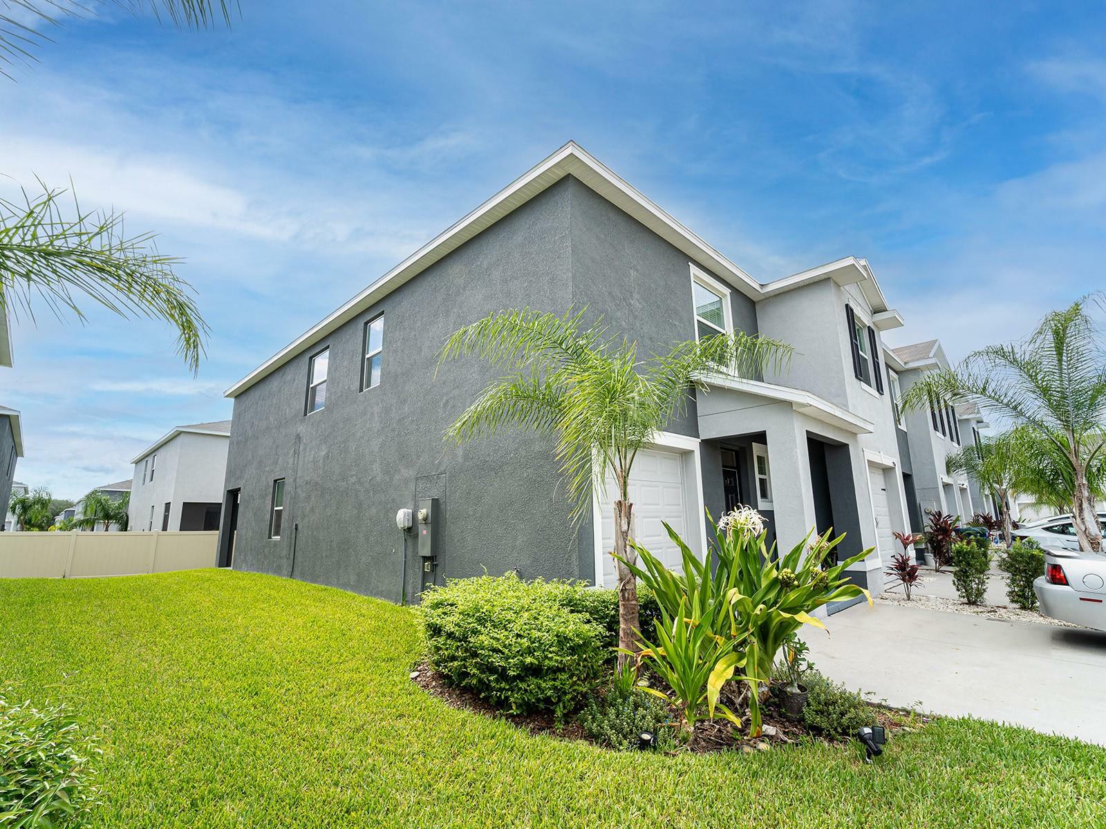 Property Photo:  2910 Boxwood Grove Row  FL 33543 