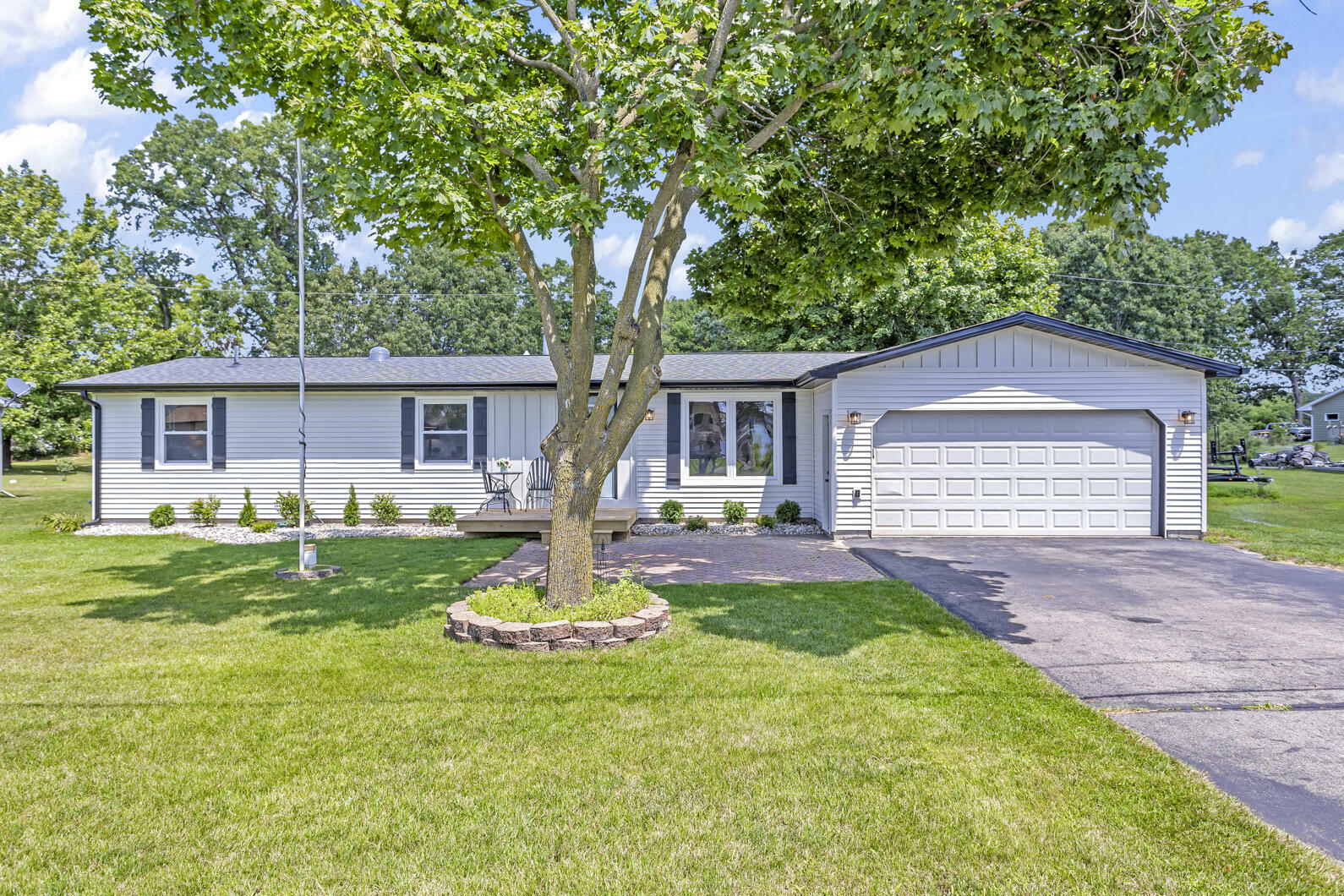 105 Camelot Court  Brooklyn MI 49230 photo