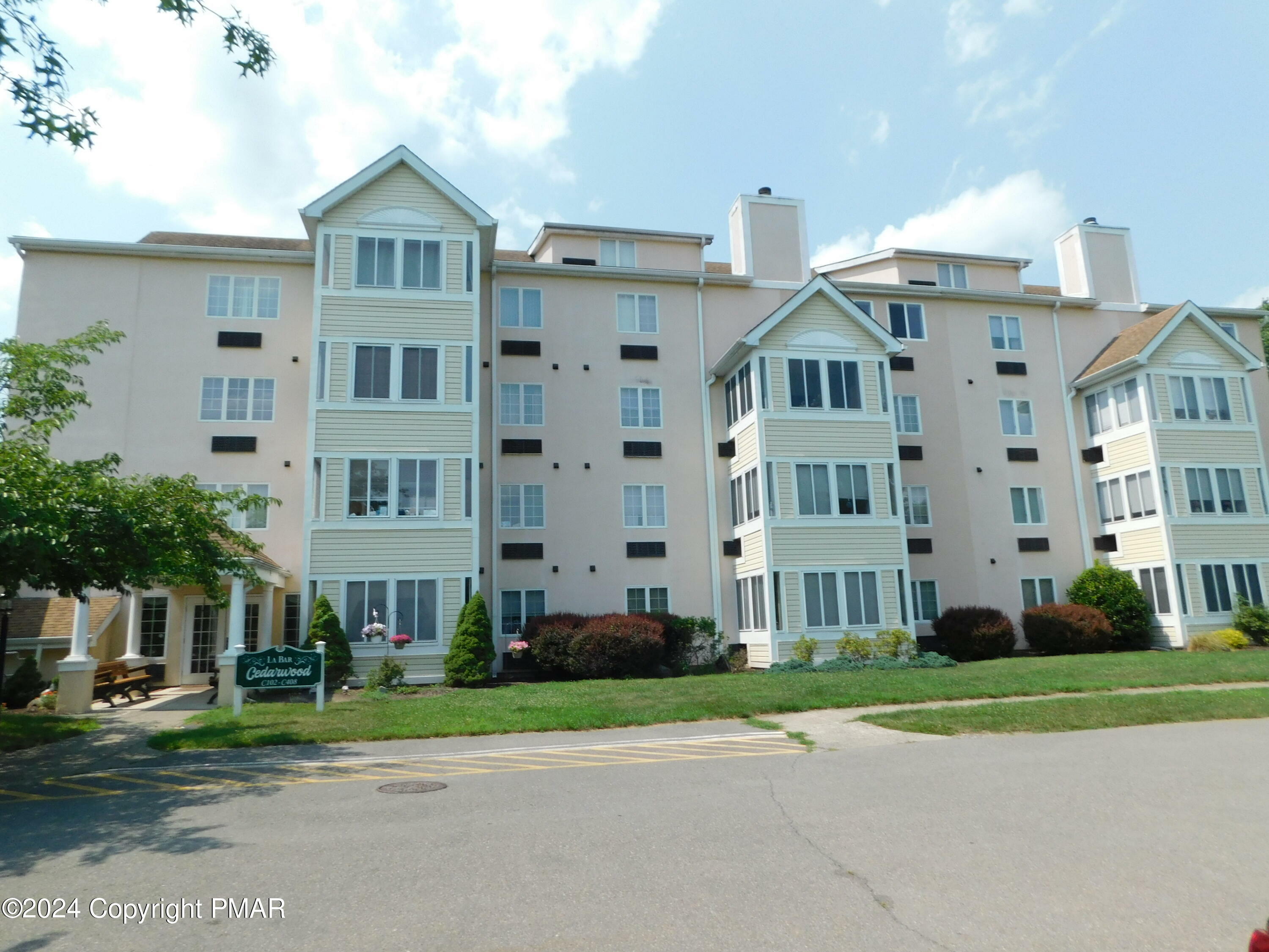 Property Photo:  3 Village Circle 402  PA 18360 