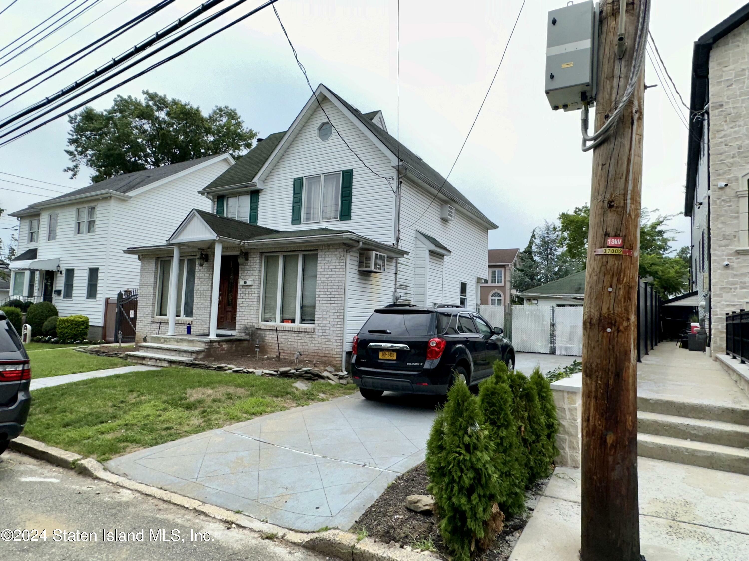 Property Photo:  220 Sprague Avenue  NY 10307 