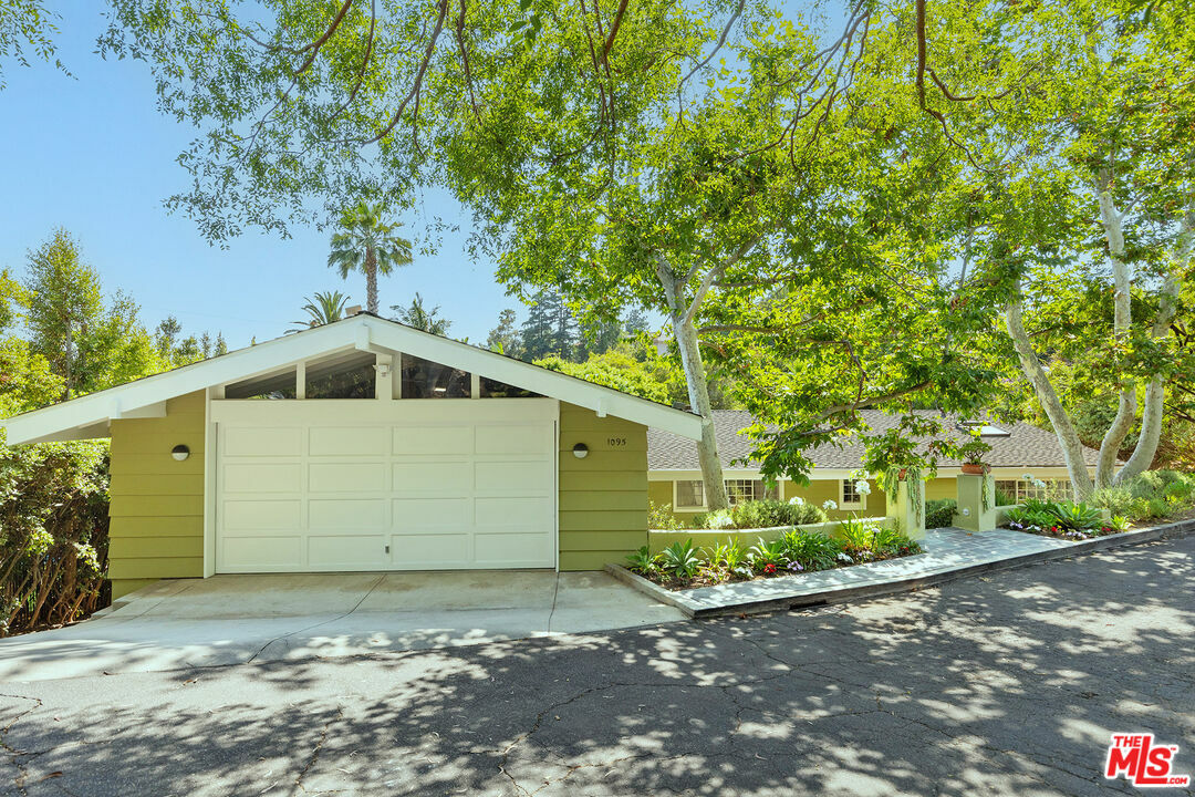 Property Photo:  1095   Carolyn Way  CA 90210 