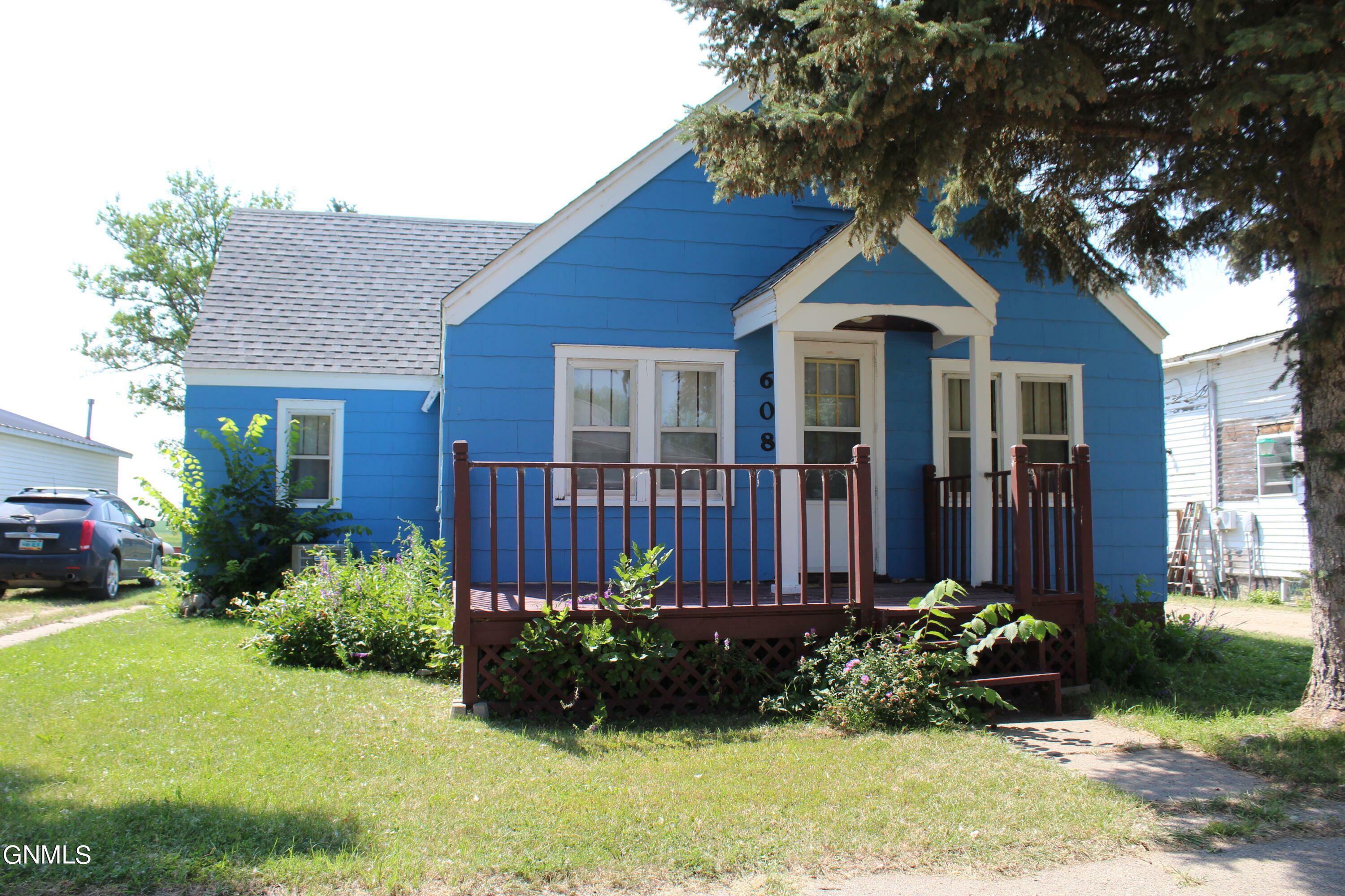 Property Photo:  608 2nd Avenue NW  ND 58413 