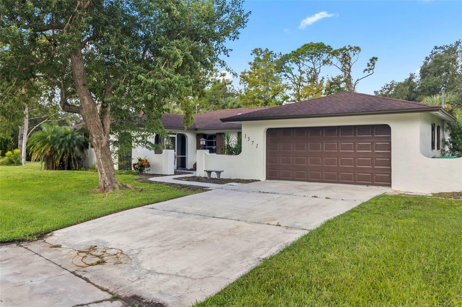 Property Photo:  1371 Mohawk Drive  FL 33952 