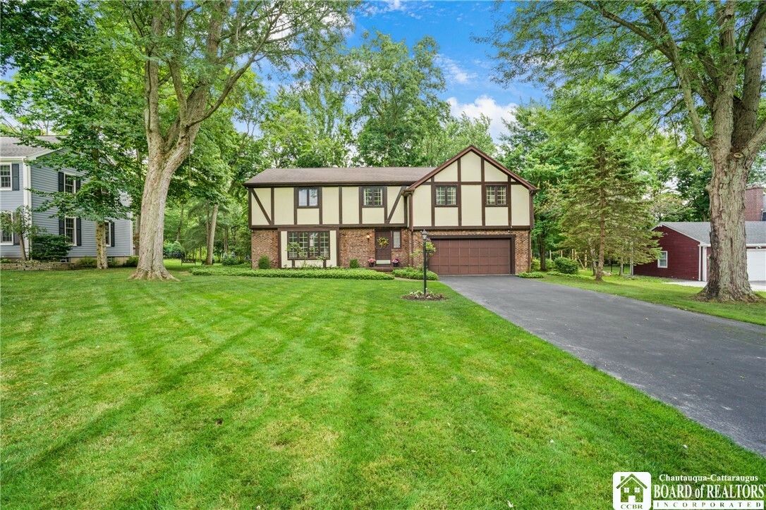 Property Photo:  222 Stonehenge Drive  NY 14127 