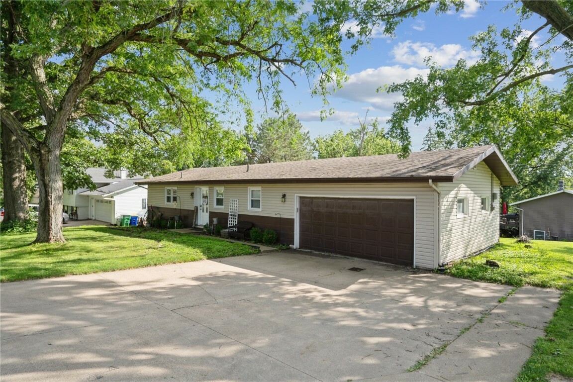 Property Photo:  400 Summit Drive NE  IA 52333 