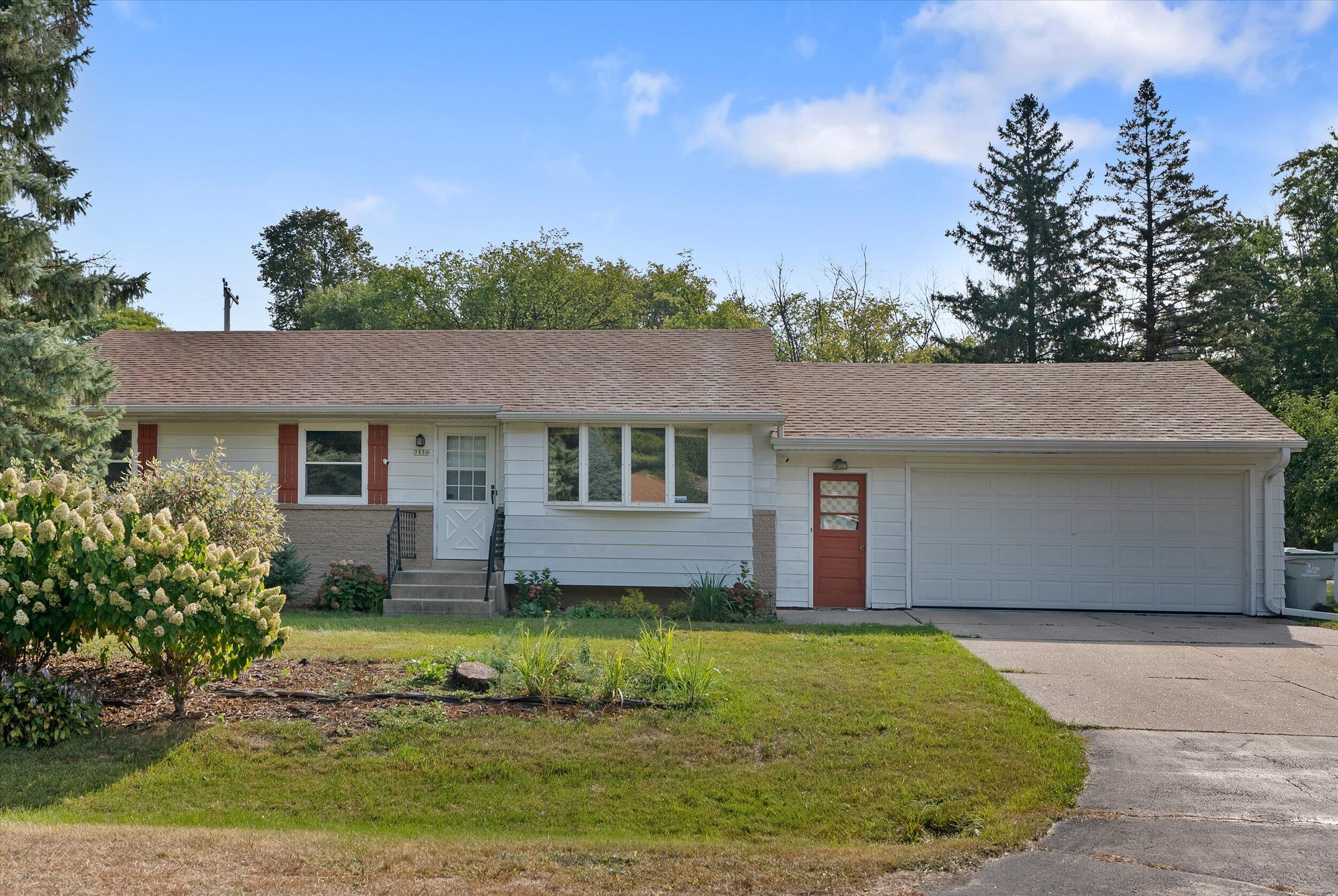 Property Photo: 7850 N Link Pl WI 53223