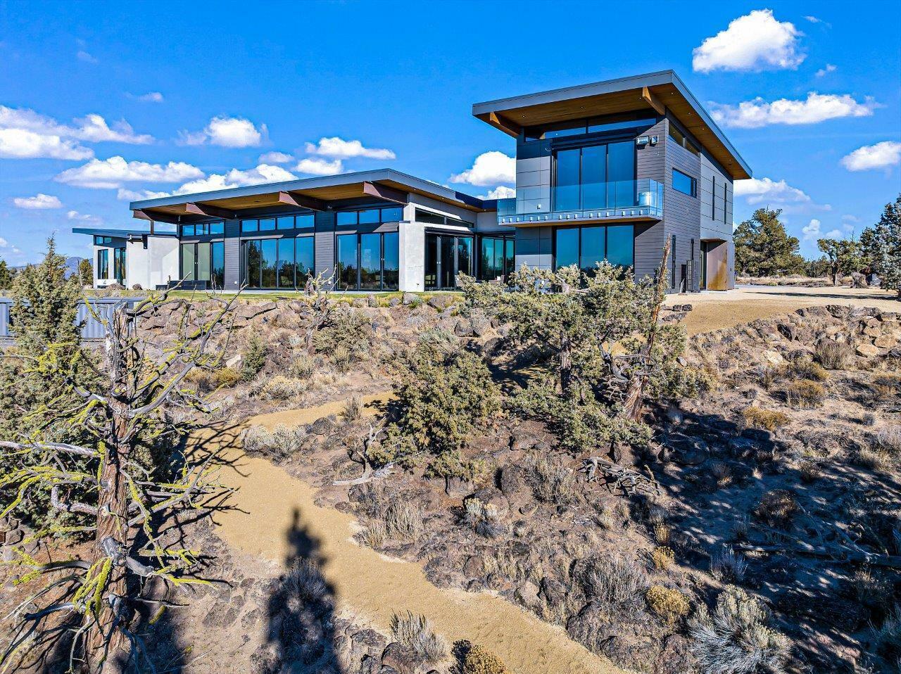 Property Photo: 62265 Dodds Road OR 97701
