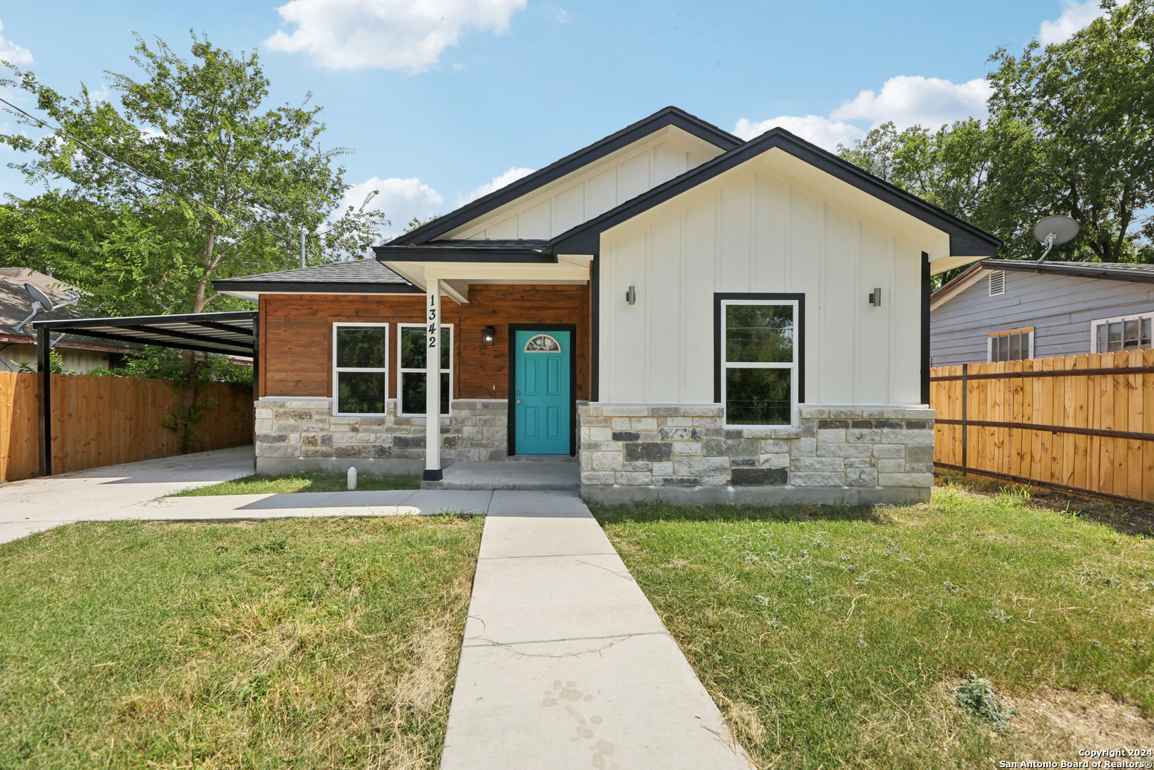 Property Photo: 1342 E Chavaneaux Rd TX 78214