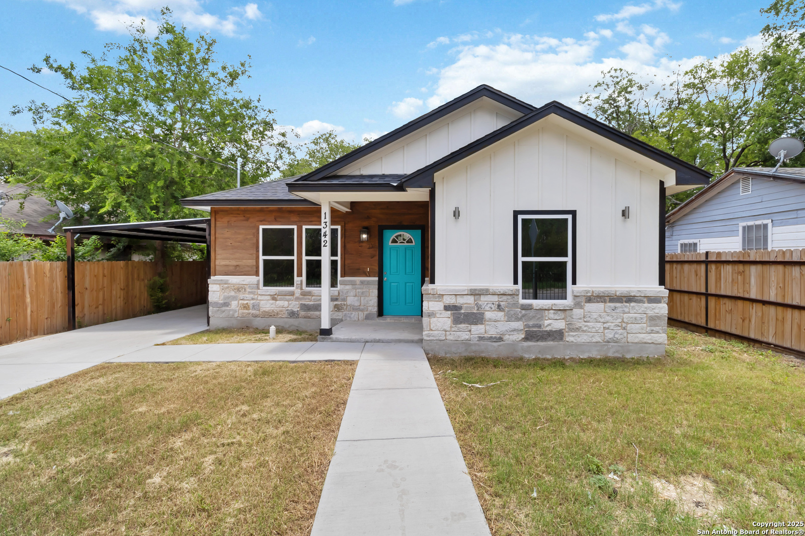 Property Photo: 1342 E Chavaneaux Rd TX 78214