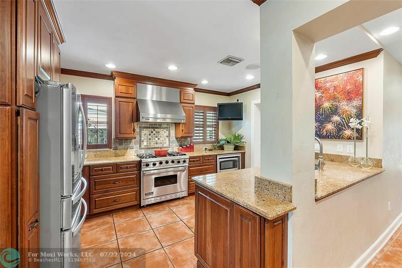 Property Photo:  925 SW 21st Street  FL 33315 