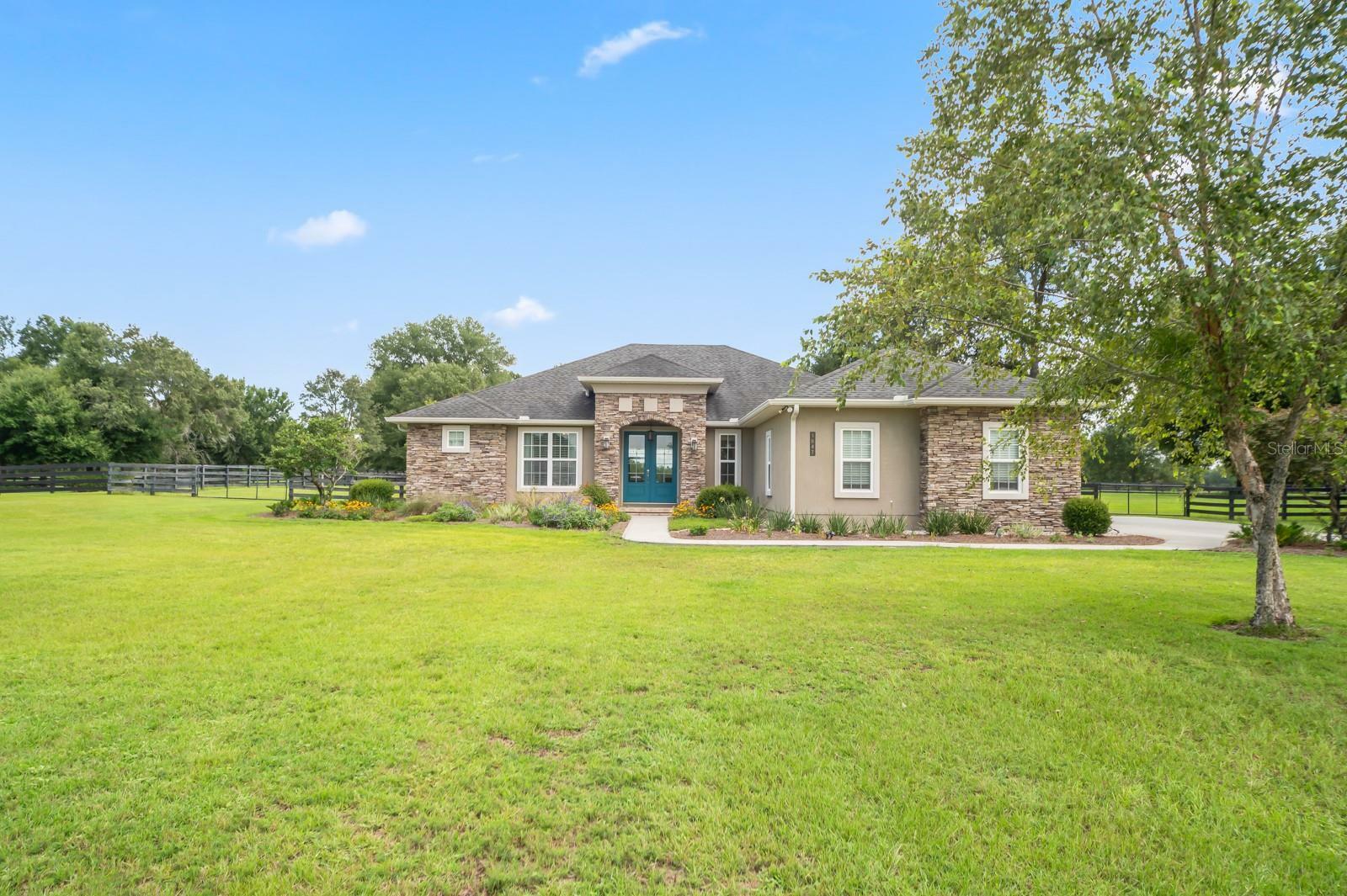 Property Photo: 1047 SW Mandiba Drive FL 32024