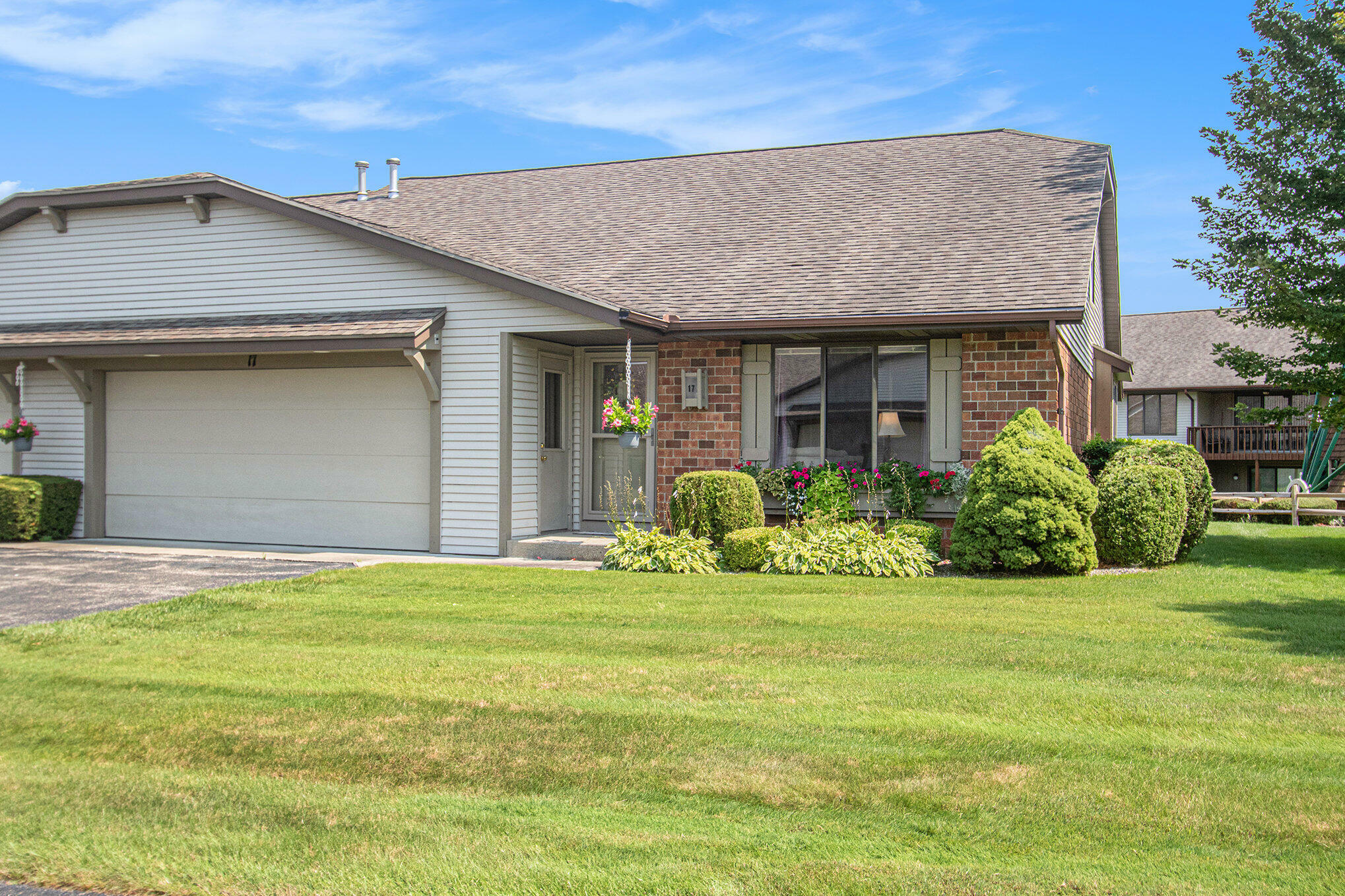 Property Photo:  17 S Zeeland Parkway  MI 49464 