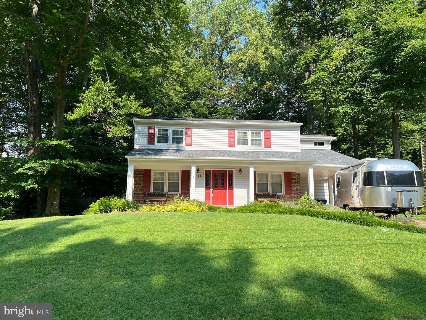 Property Photo: 5021 Linette Lane VA 22003