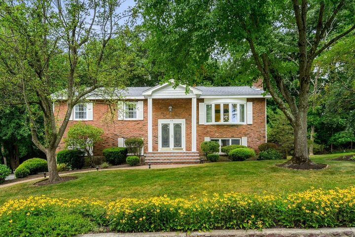 39 Freeport Dr  Burlington MA 01803 photo
