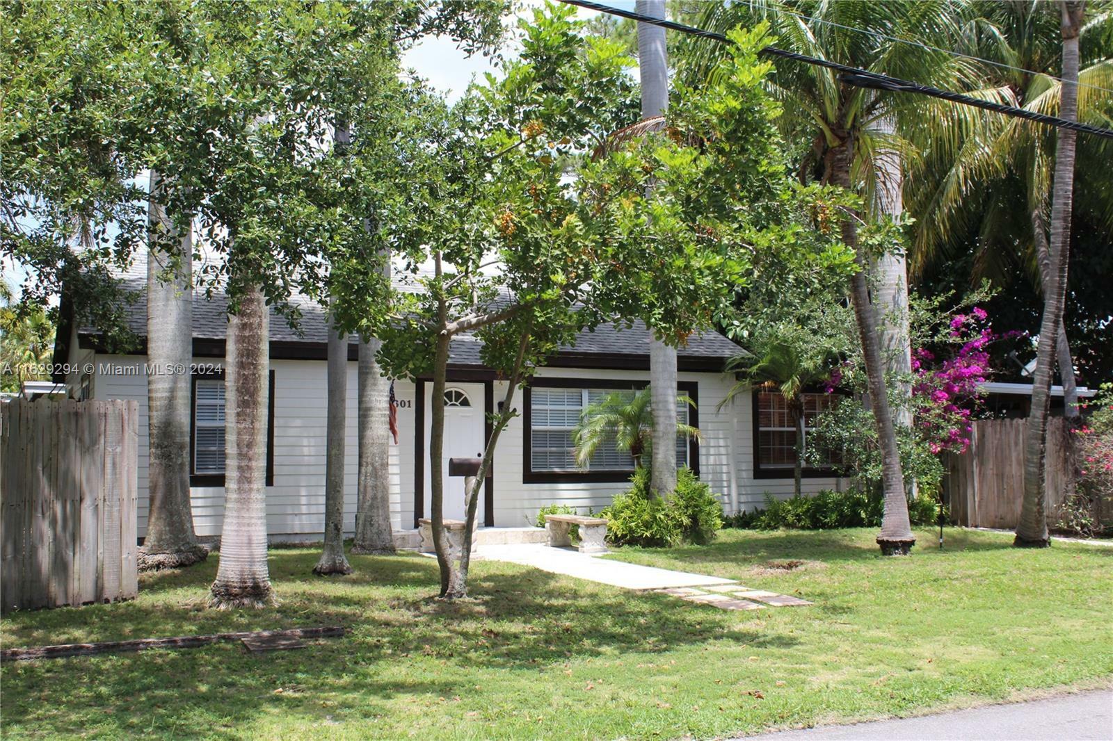 Property Photo:  601 SW 18th St  FL 33315 