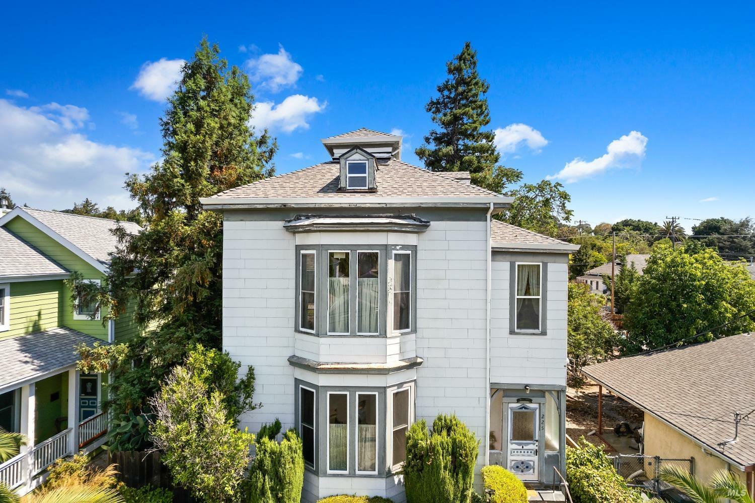 Property Photo:  225 227 W J Street  CA 94510 