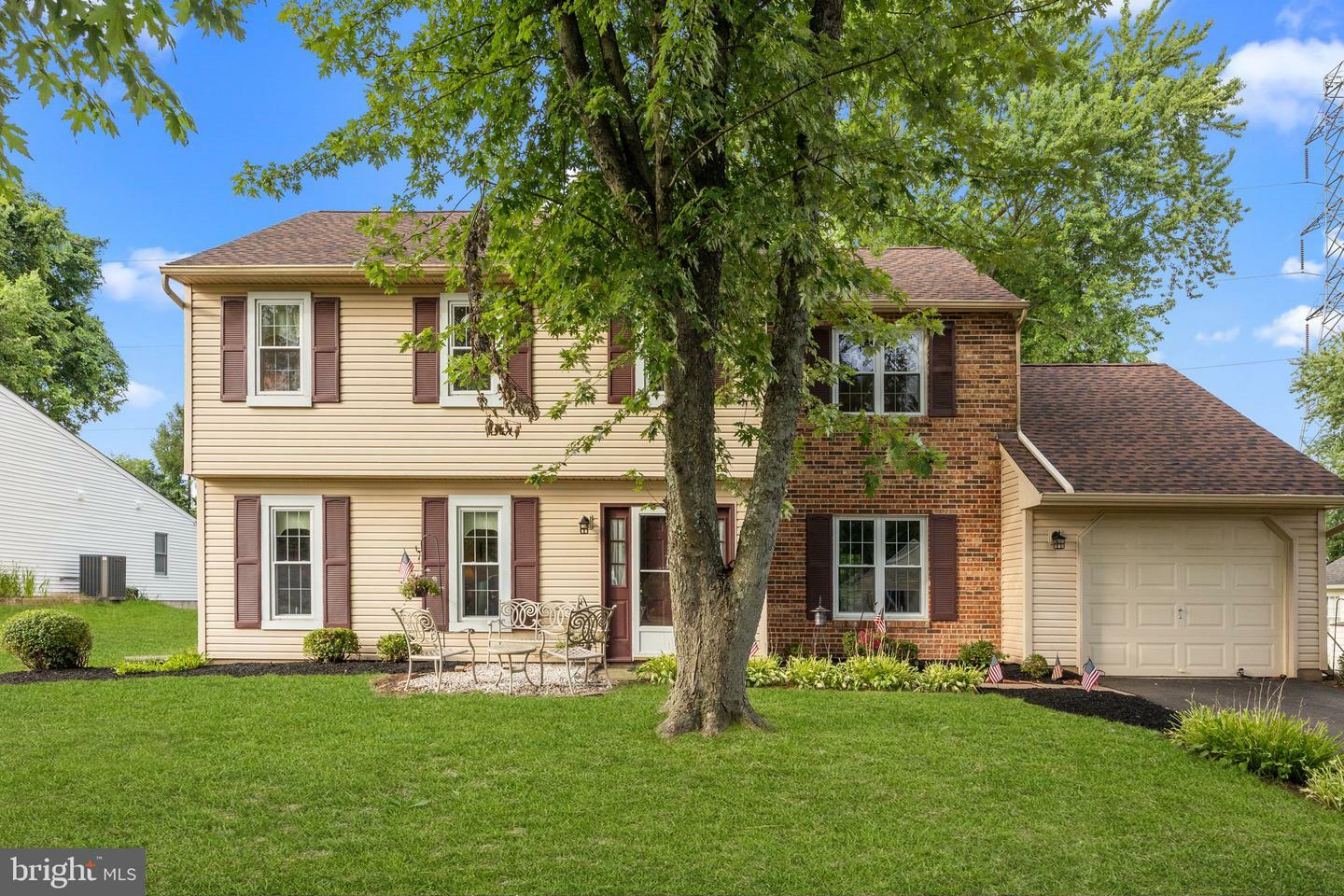 Property Photo:  11 Meridian Circle  PA 18940 