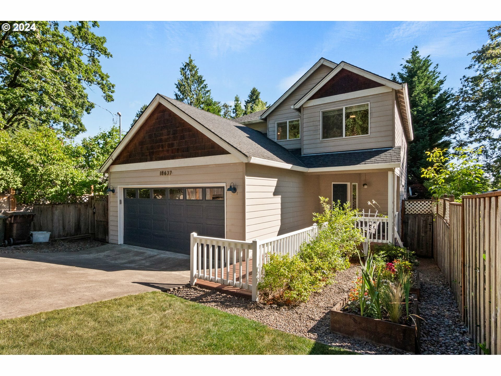 Property Photo: 18637 Midhill Cir OR 97068