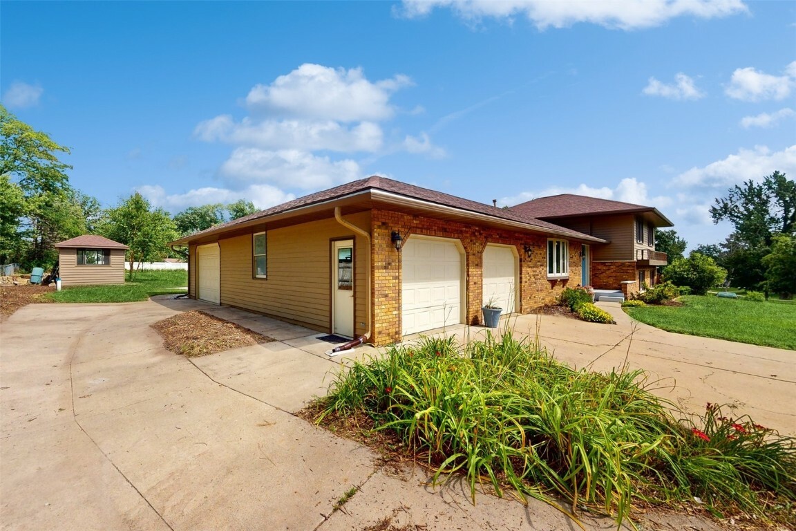 Property Photo:  4130 W Valley Drive  IA 52411 