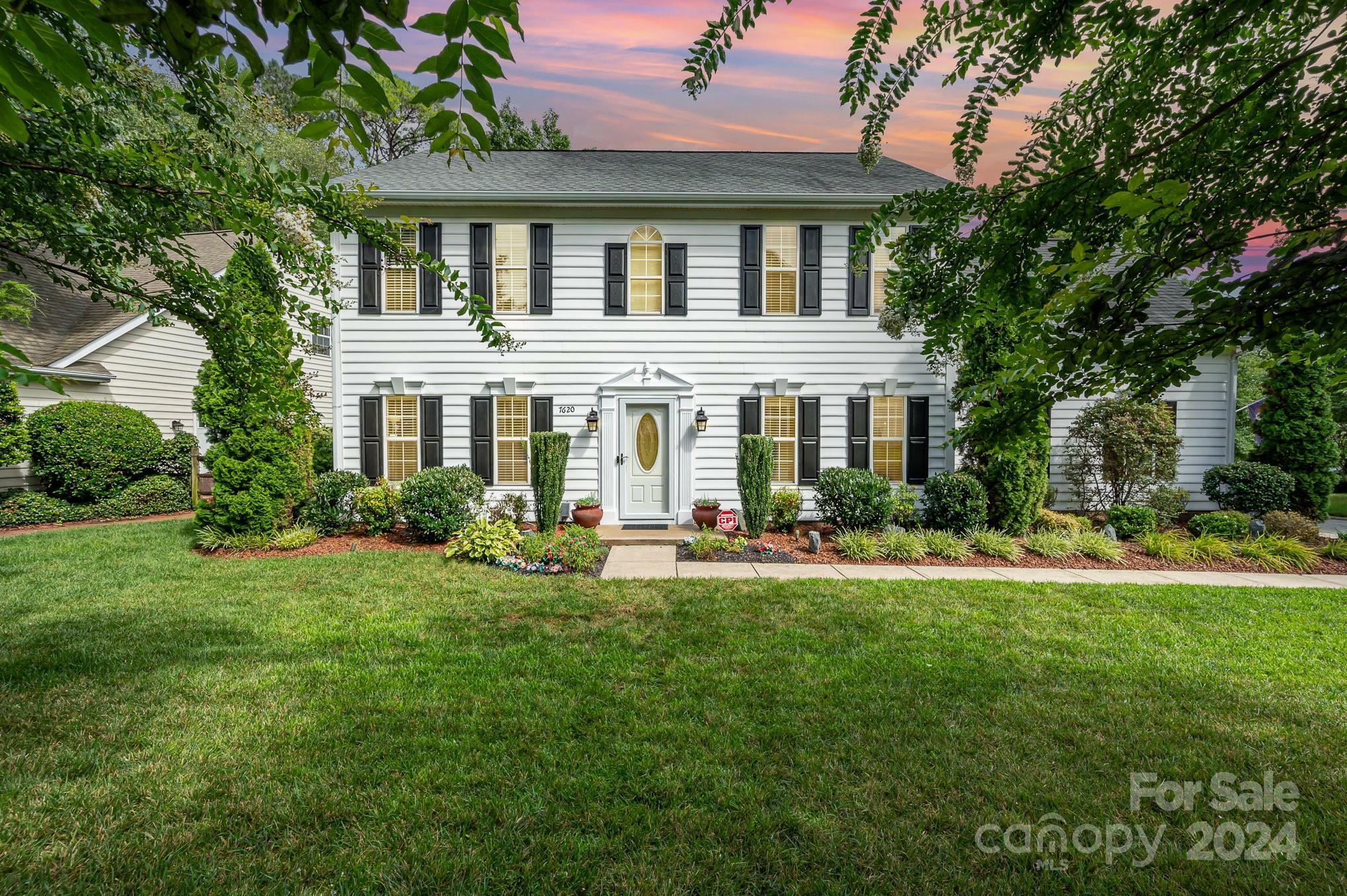 Property Photo: 7620 Claiborne Woods Road NC 28216