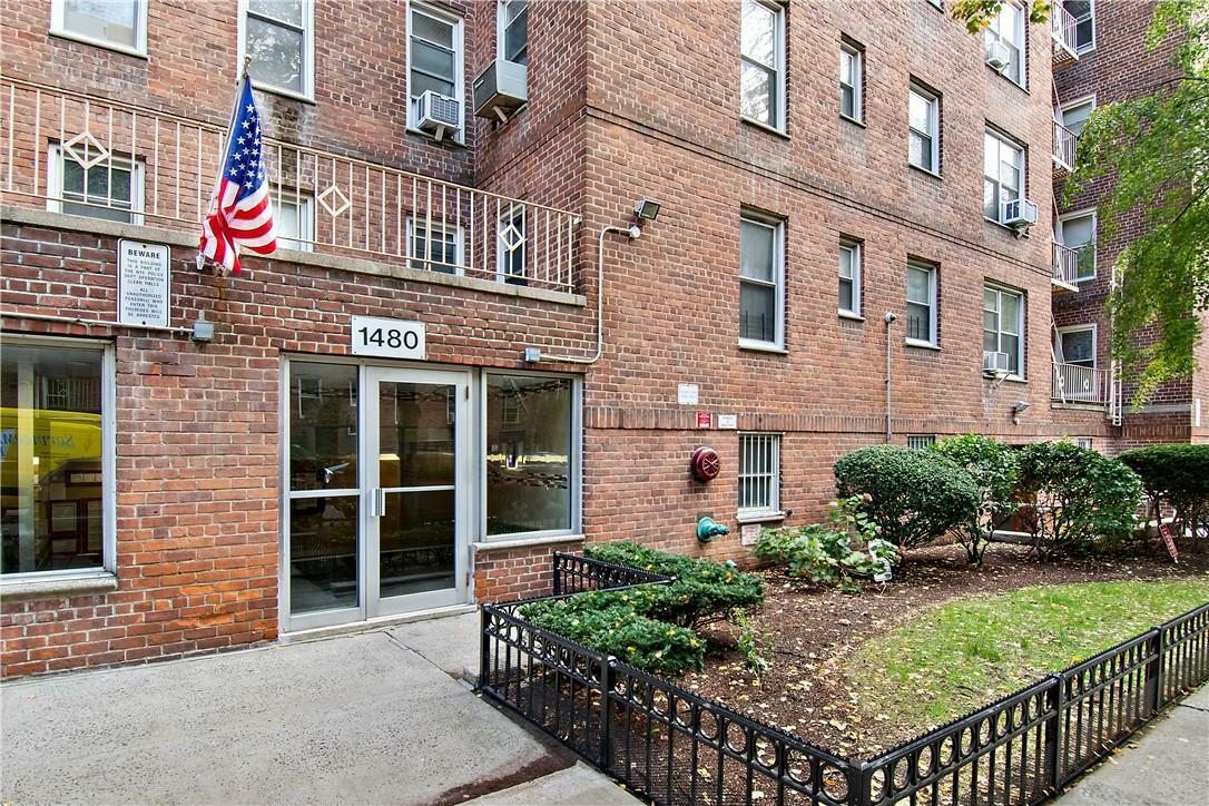 Property Photo:  1480 Thieriot Avenue 4N  NY 10460 