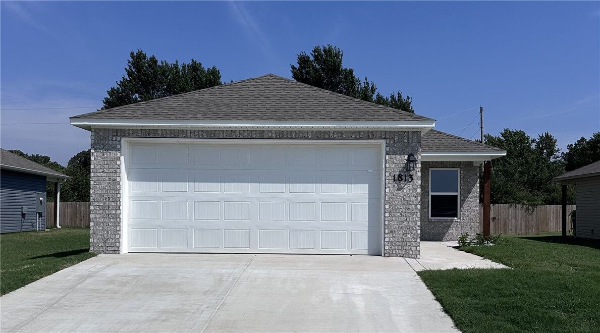 Property Photo:  1813 E Annette Drive  AR 72761 