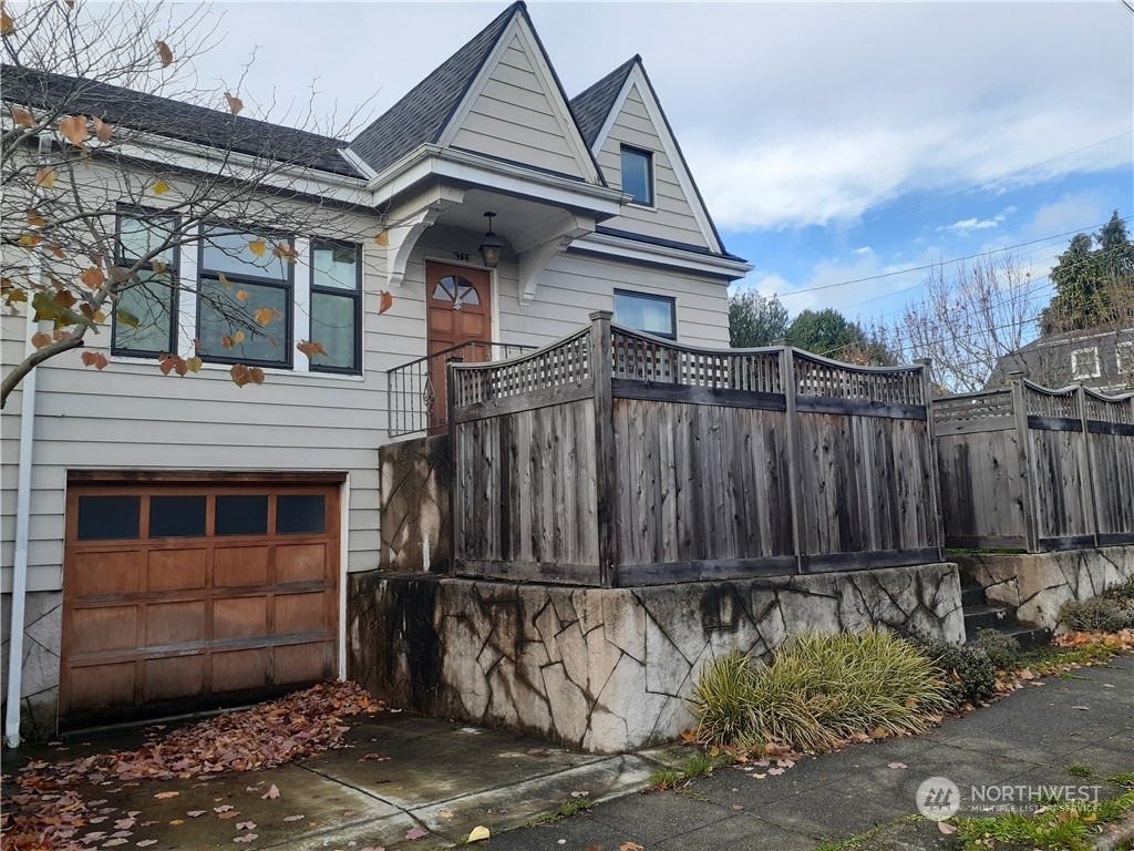 Property Photo:  6723 Linden Avenue N  WA 98103 