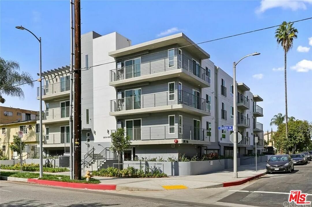 Property Photo:  5405   Hermitage Ave 402  CA 91607 