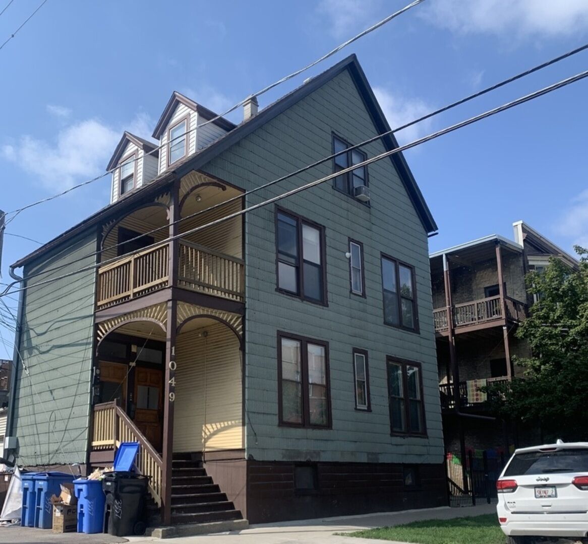 Property Photo: 1049 W Roscoe Street 1 IL 60657