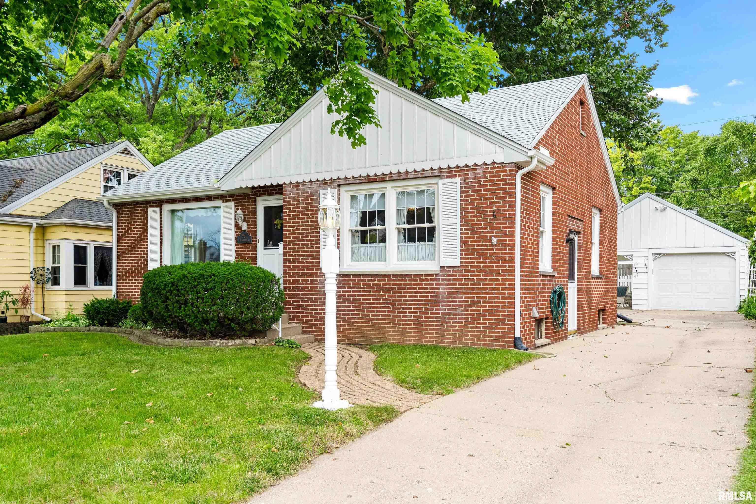 Property Photo:  921 Elmhurst Avenue  IL 61603 