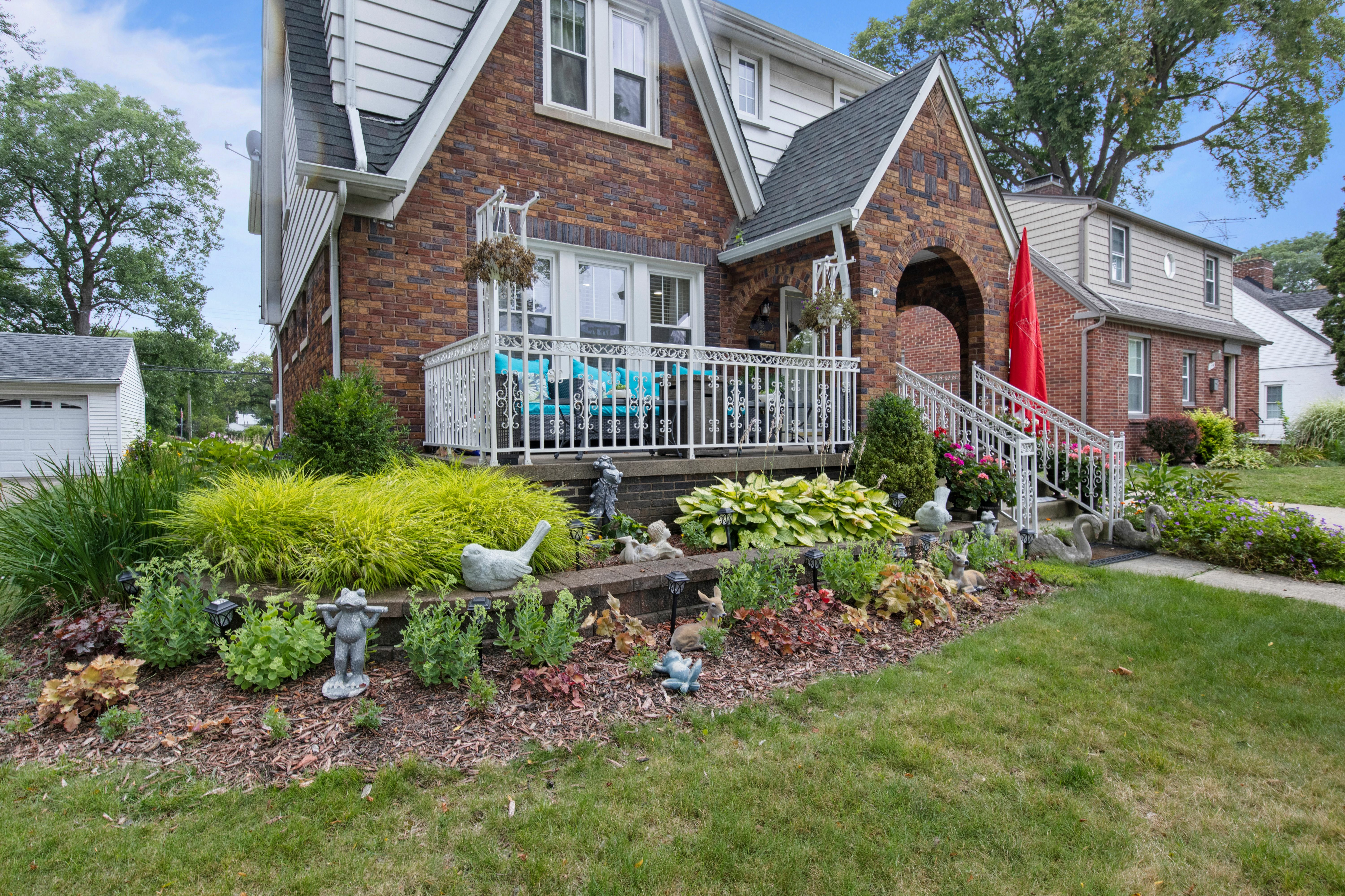 Property Photo:  156 S Waverly Street  MI 48124 1448 