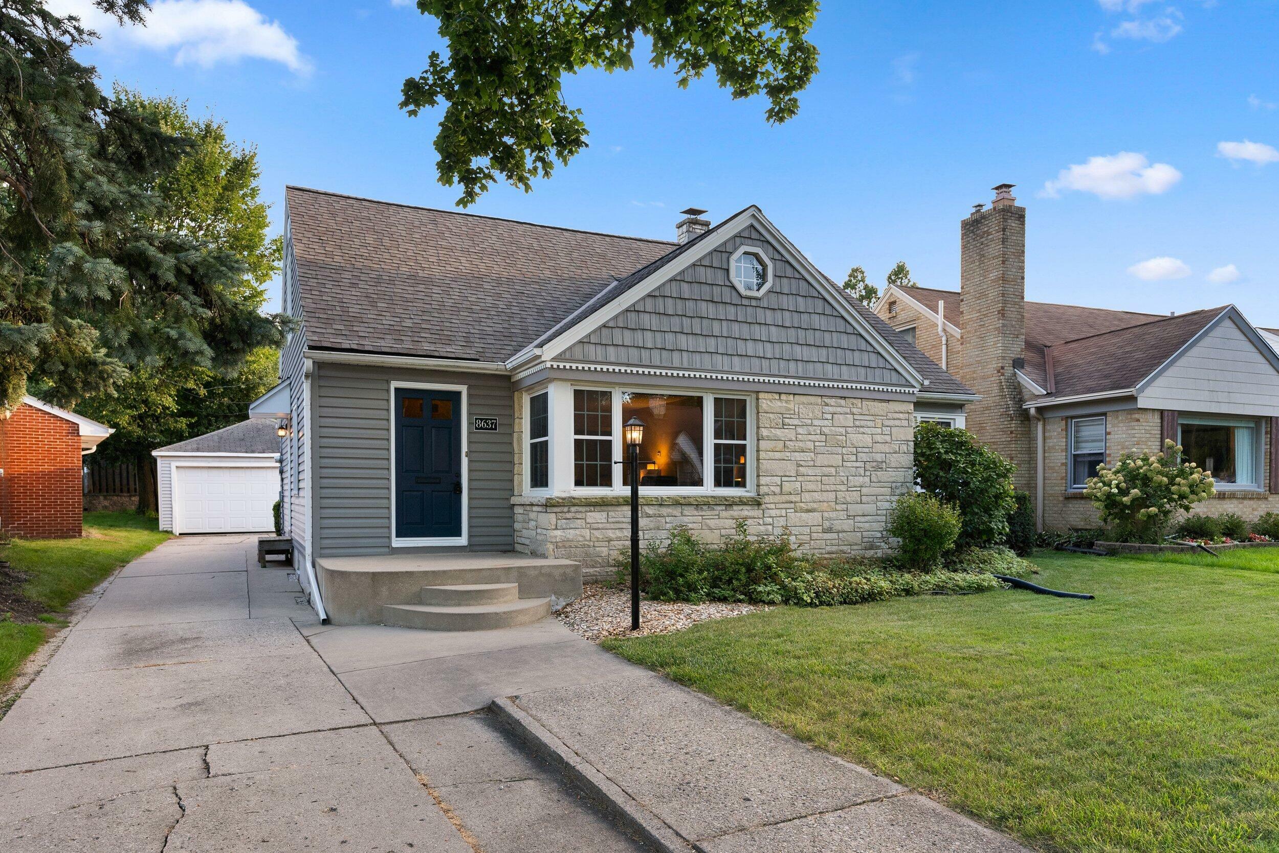 8637 Glencoe Cir  Wauwatosa WI 53226 photo