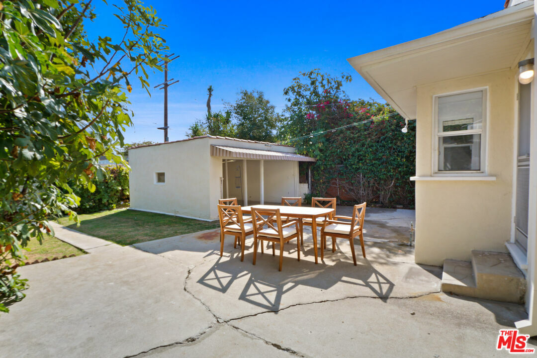 Property Photo:  470  S Wetherly Dr  CA 90211 