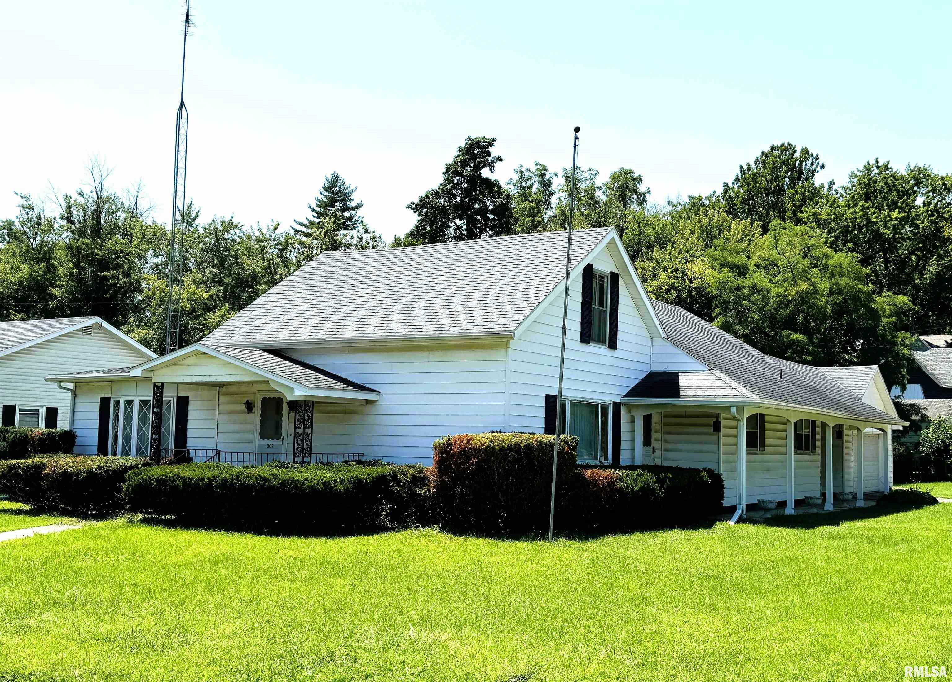 Property Photo:  302 S High Street  IL 62644 