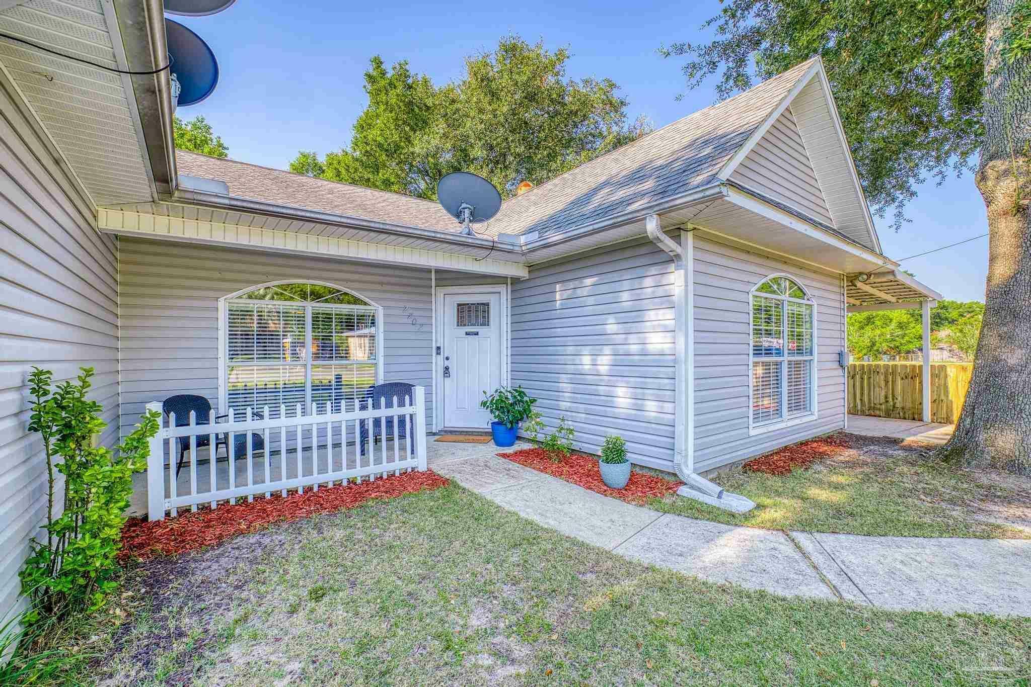 Property Photo: 2707 Tupelo Ave FL 32526