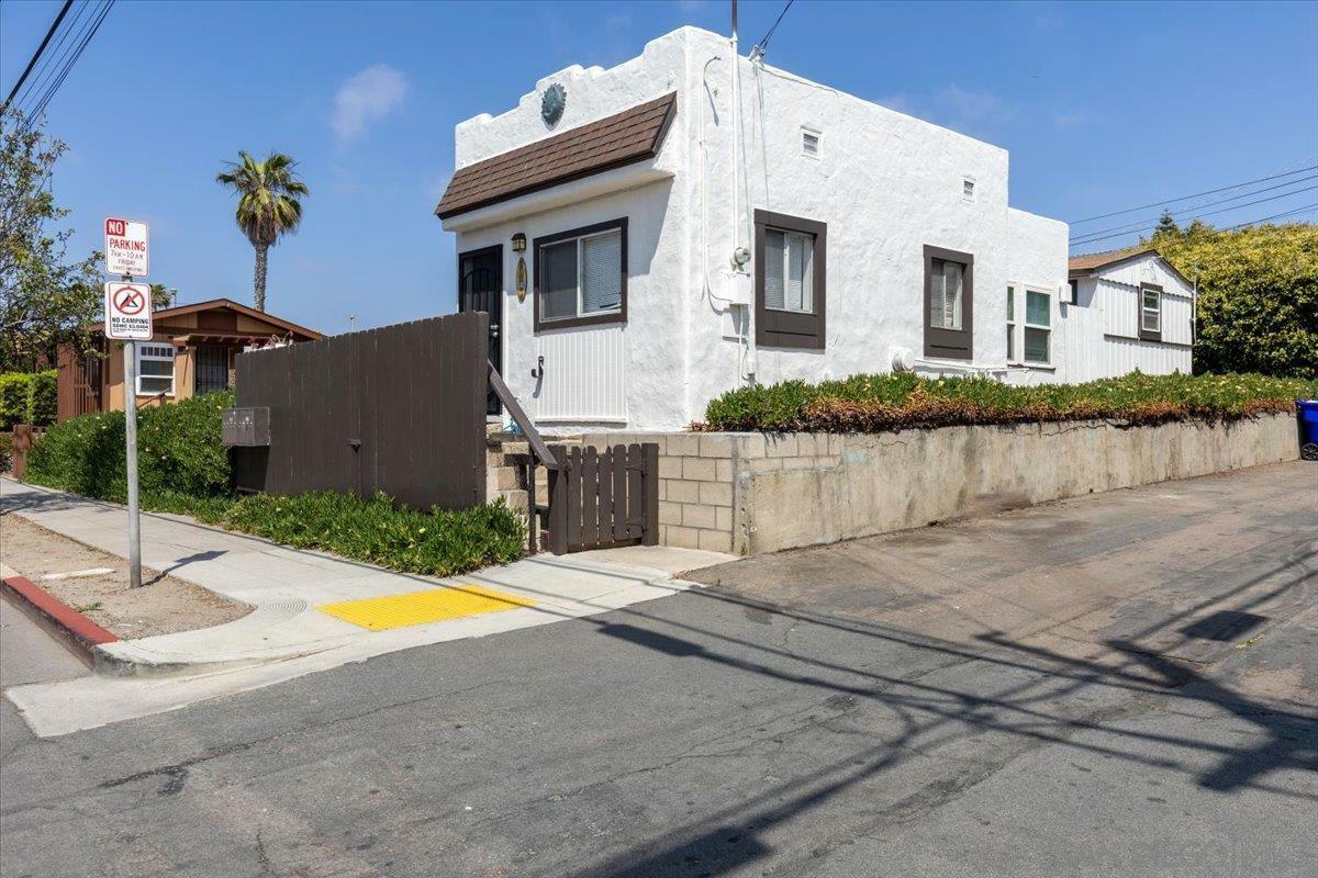 Property Photo:  2025 Bacon St  CA 92107 