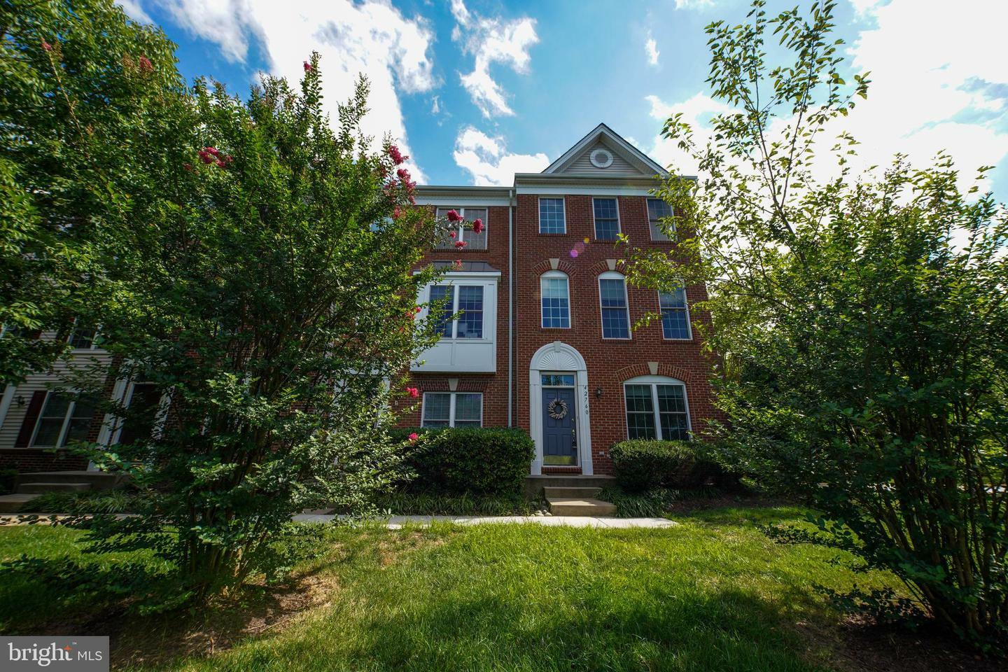 Property Photo: 42760 Longworth Terrace VA 20152