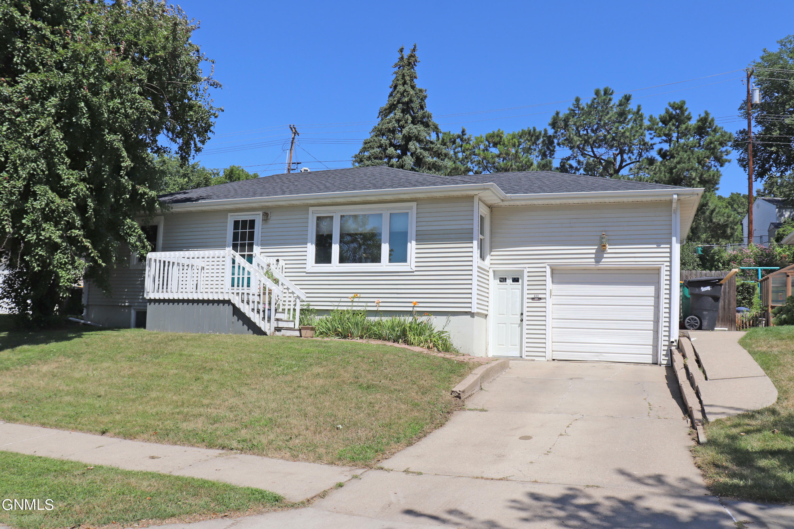 Property Photo:  613 Crescent Lane  ND 58501 