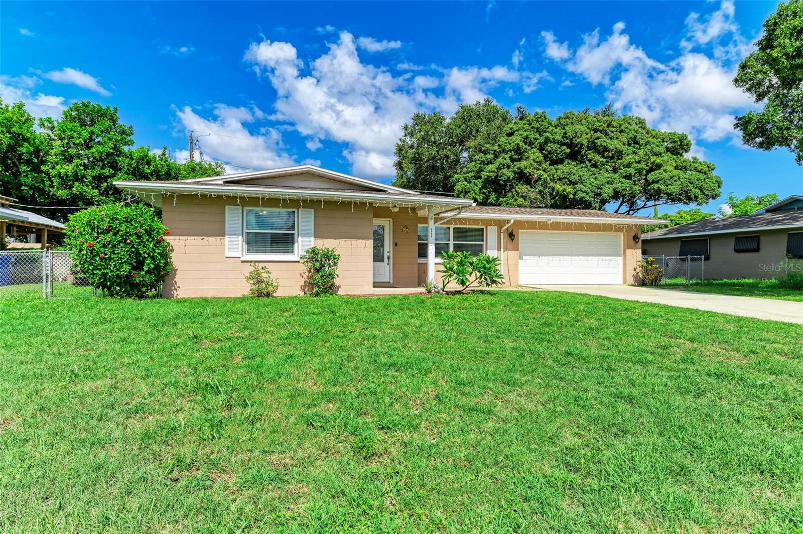 Property Photo:  3006 Norwich Drive W  FL 34205 