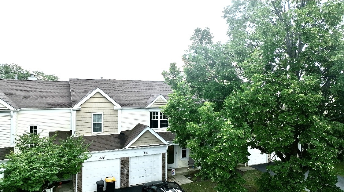 Property Photo:  233 E Shag Bark Lane  IL 60107 